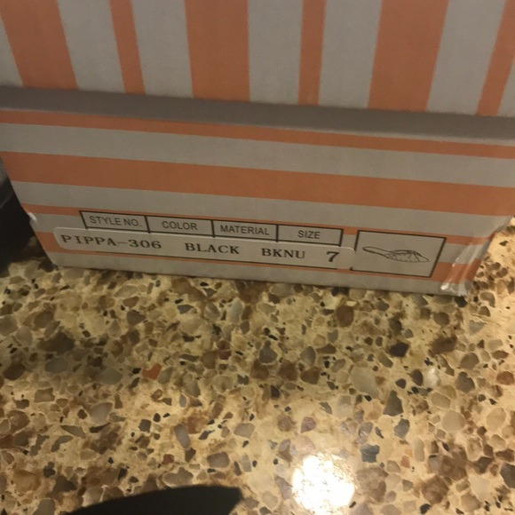 Black slides with grommet detail - Picture 4 of 4